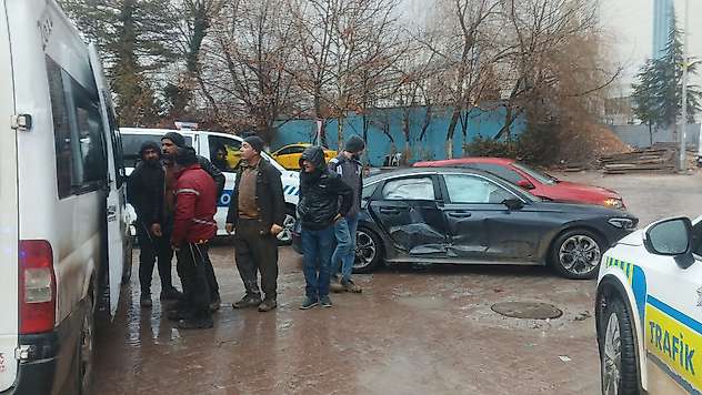 Malatya Battalgazi'de İşçi Servisi ile Otomobil Çarpıştı: 2 Yaralı