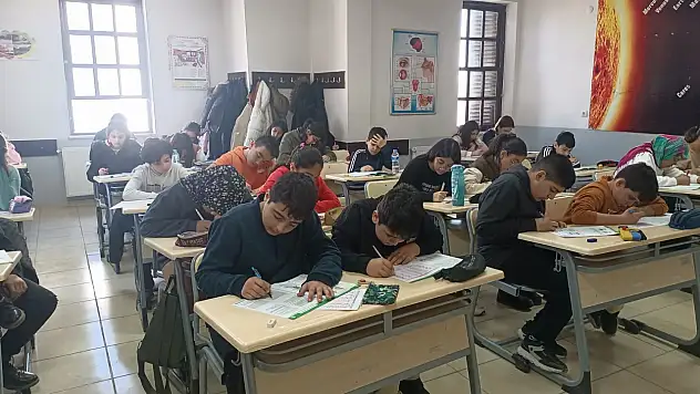 Malatya Büyükşehir Belediyesi Yaklaşık 1400 Öğrenciye Deneme Sınavı Yaptı