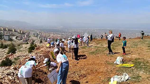 Malatya Büyükşehir Belediyesi'nden Fidan Dikimiyle Çevreye Duyarlı Adımlar Atılıyor