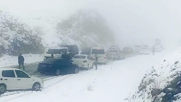 Malatya– Çelikhan Yolunda Yoğun Kar ve Tipi Ulaşımı Aksattı