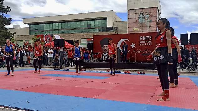 Malatya'da 19 Mayıs Coşkusu İnönü Caddesi'nde Kutlandı