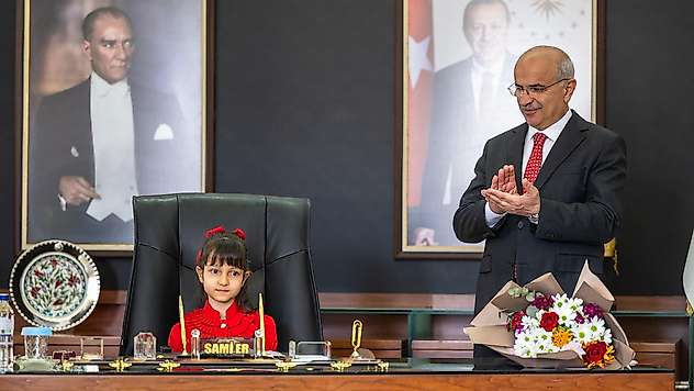 Malatya'da 23 Nisan'da Koltuk Minik Başkanın: Ece Sayar Göreve Oturdu