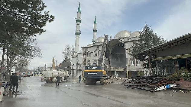 Malatya'da 43 Yıllık Sanayi Camii Deprem Sonrası Yıkıldı