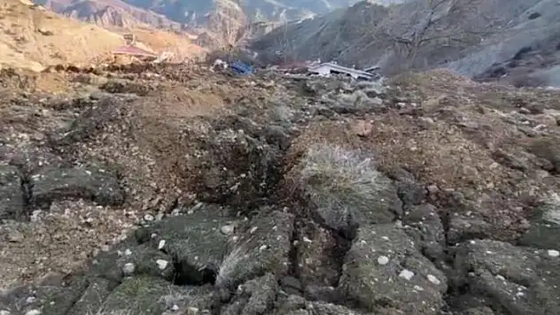 Malatya'da 60 Dekarlık Arazi Dereye Doğru Kayıyor