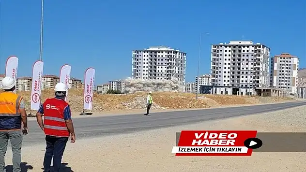 Malatya'da ağır hasarlı 2 bina patlayıcı yardımıyla yıkıldı