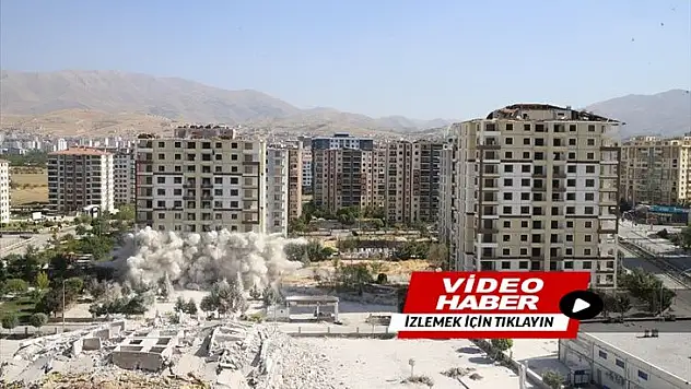 Malatya'da ağır hasarlı 2 bina patlayıcı yardımıyla yıkıldı