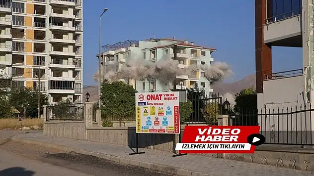 Malatya'da ağır hasarlı bina patlayıcı yardımıyla yıkıldı