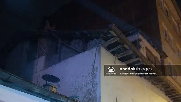 Malatya'da ağır hasarlı binanın çatısı çöktü