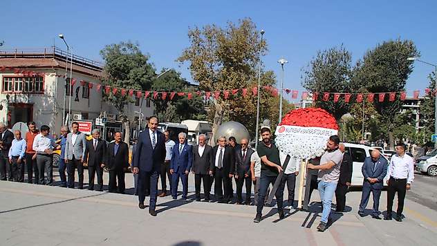 Malatya'da Ahilik Haftası için Atatürk Anıtı'na çelenk sunuldu