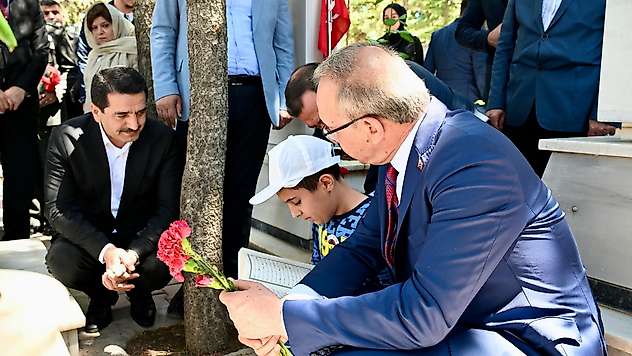 Malatya'da Bayramın İlk Durağı Şehitlik Oldu