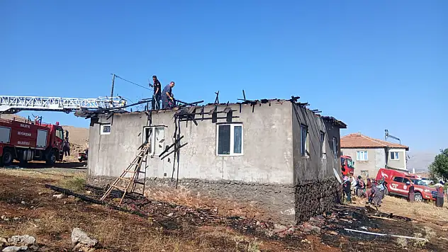 Malatya'da çatı yangını paniğe neden oldu