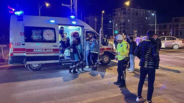 Malatya'da Çöşnük Kavşağı'nda İki Otomobil Çarpıştı: 6 Yaralı