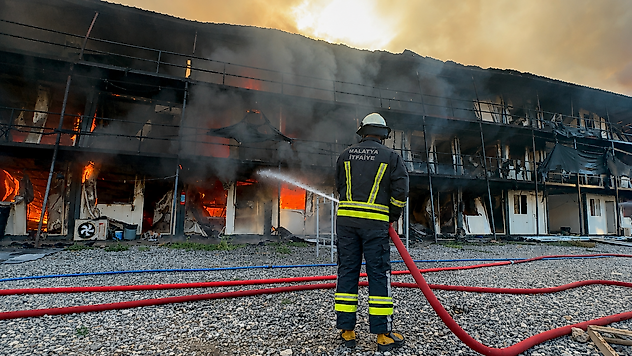 Malatya'da Deprem Konutları Şantiyesinde Yangın: 180 Konteyner Kül Oldu