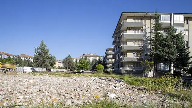 Malatya'da depremde ağır hasar alan binaların yıkımına devam ediliyor