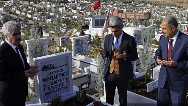 Malatya'da depremlerde hayatını kaybeden öğretmenlerin kabri ziyaret edildi