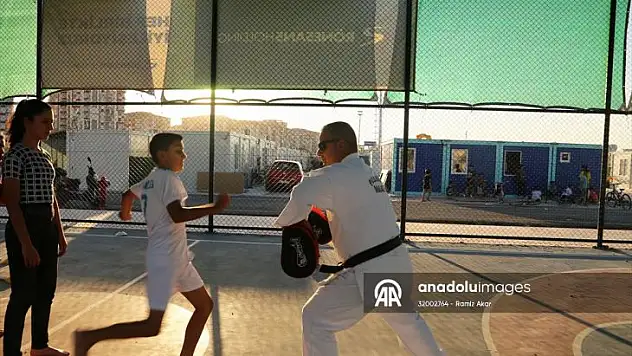 Malatya'da depremzede çocuklara karate eğitimi veriliyor
