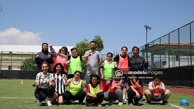 Malatya'da depremzede down sendromlu çocuklar, kadın futbolcularla buluştu
