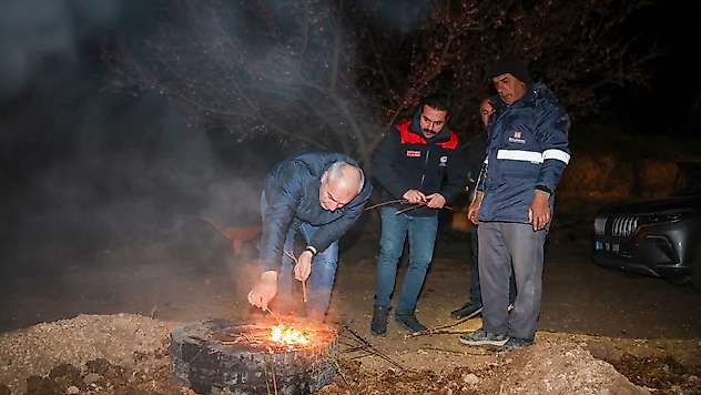 Malatya'da Don Nöbeti: Kayısı Üreticileri Geceyi Bahçede Geçirdi