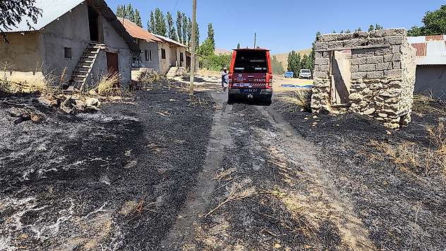 Malatya'da evlere yakın alanda korkutan yangın