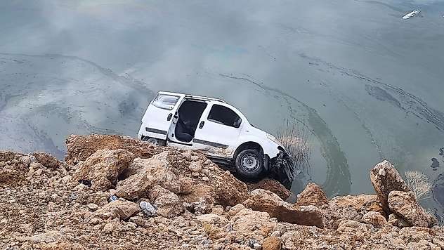 Malatya'da Facianın Eşiği: Otomobil Suya Düşmekten Son Anda Kurtuldu