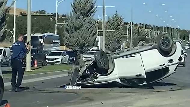 Malatya'da Feci Kaza: Direğe Çarpan Otomobil Ters Döndü, Sürücü Araçtan Savruldu