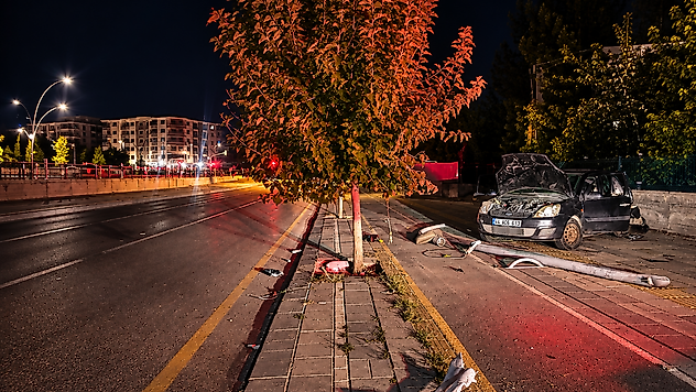 Malatya'da Feci Kaza! Otomobil Mezarlık Duvarına Çarptı: 2 Yaralı