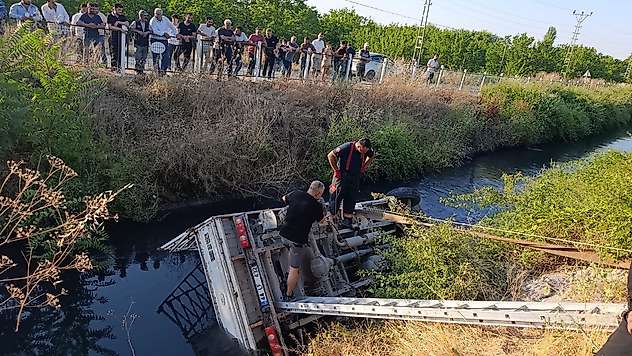 Malatya'da Feci Kaza: Sulama Kanalına Devrilen Kamyonun Sürücüsü Hayatını Kaybetti