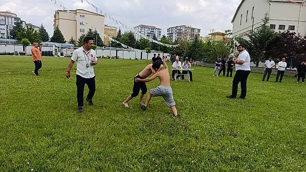 Malatya'da Geleneksel Güreş Heyecanı: Karakucak ve Aba Müsabakaları Nefes Kesti