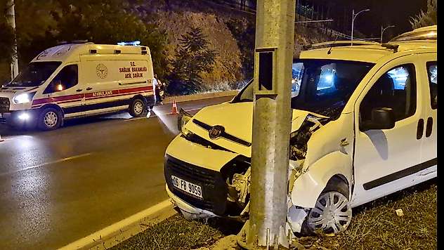 Malatya'da Hafif Ticari Araç Direğe Çarptı: 2 Yaralı