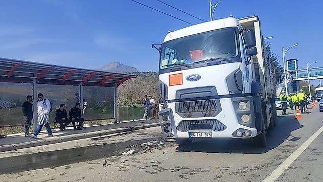 Malatya'da Hafriyat Kamyonu Otobüse Çarptı: 20 Yaralı