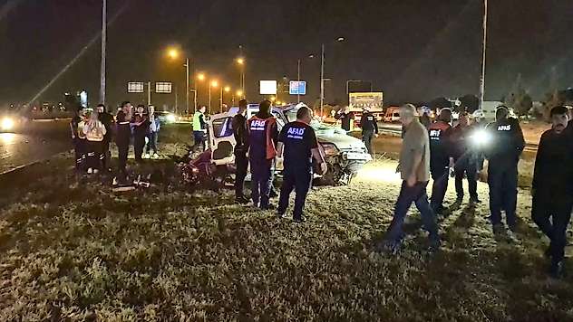 Malatya'da Havalimanı Servisi ile Hafif Ticari Araç Çarpıştı: 2 Ölü, 3 Yaralı