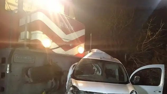 Malatya'da hemzemin geçitte trenin çarptığı aracın sürücüsü yaralandı