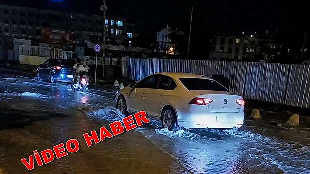 Malatya'da İçme Suyu Borusu Patladı: Cadde Göle Döndü