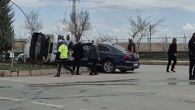 Malatya'da İki Araç Çarpıştı: Kazada 3 Kişi Yaralandı