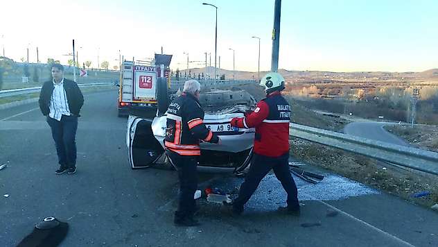 Malatya'da İki Otomobil Çarpıştı: 3 Kişi Yaralandı