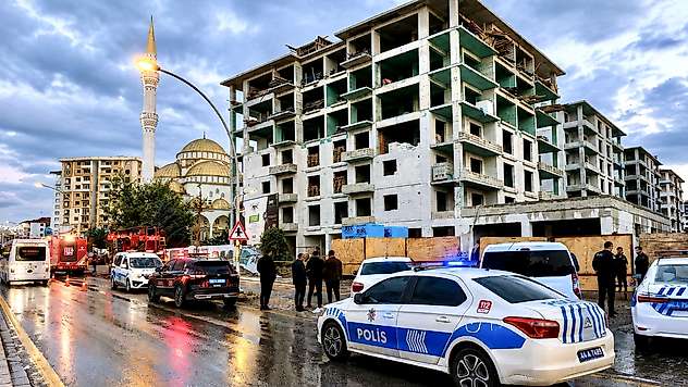 Malatya'da İnşaat İşçileri Çatıya Çıktı: 'Paramızı Alamıyoruz'