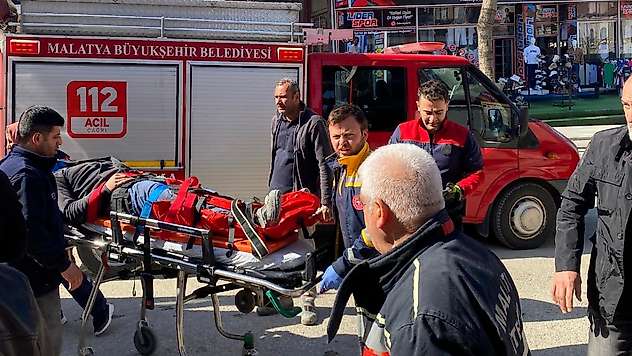 Malatya'da inşaat işçisi asansör boşluğuna düştü, yaralı kurtarıldı
