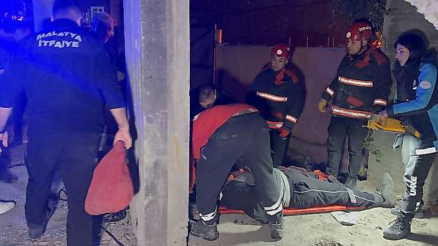 Malatya'da İnşaatın Asansör Boşluğuna Düşen Genç Kurtarıldı