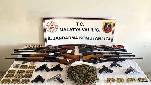 Malatya'da Jandarmadan Uyuşturucu ve Silah Operasyonu: 22 Şüpheliye İşlem