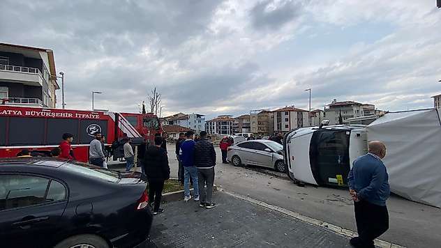 Malatya'da kamyonet yan yattı, otomobil ters döndü: Yaralılar hastaneye kaldırıldı