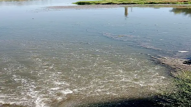 Malatya'da kanalizasyonun aktığı baraj gölünün rengi değişti,köylü kokudan duramıyor