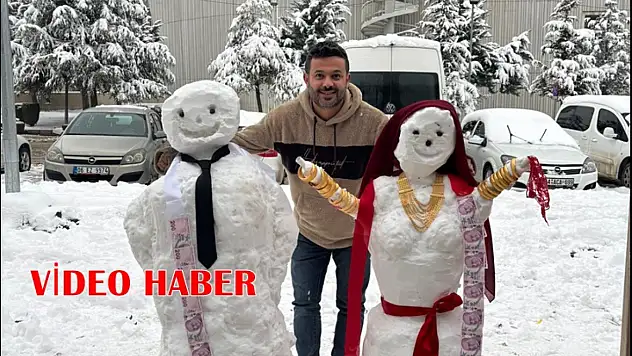 Malatya'da Kar Esnafa Moral Oldu: Kardan Gelin ve Damatla Temsili Düğün