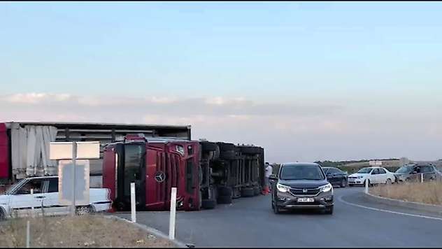 Malatya'da Kayısı Yüklü Tır Devrildi: Sürücü Yaralandı