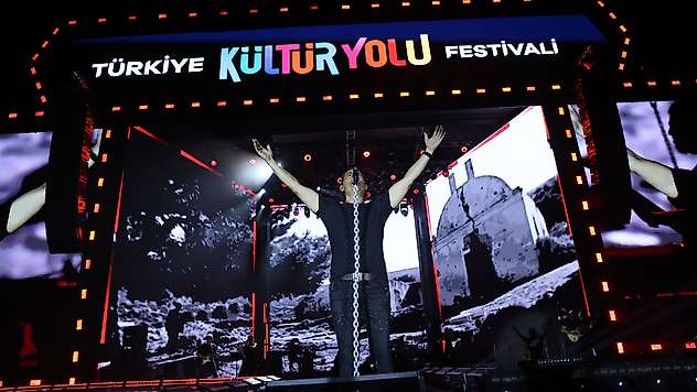 Malatya'da Kıraç Rüzgârı: Sevilen Şarkılar Hep Bir Ağızdan Söylendi