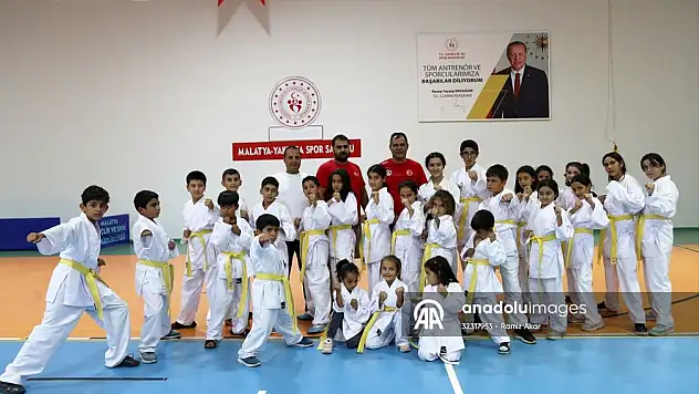 Malatya'da konteyner kentte kalan çocuklara karate kıyafeti desteği