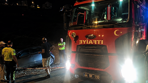 Malatya'da Kontrolden Çıkan Otomobil Kanala Düşmekten Son Anda Kurtarıldı