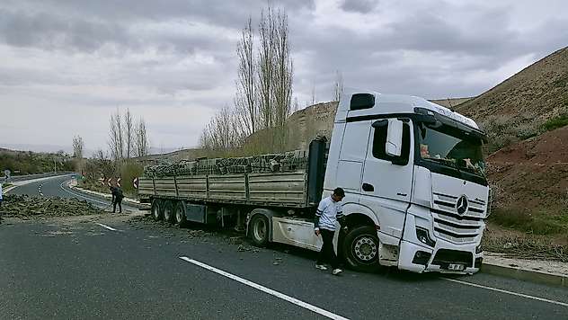 Malatya'da Kontrolden Çıkan Tır Karşı Şeride Geçti