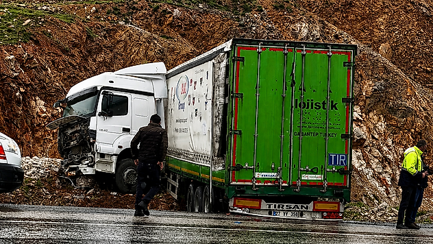 Malatya'da Kontrolden Çıkan Tır Yoldan Çıktı: 1 Yaralı