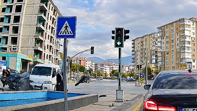 Malatya'da Korkutan Kaza Kamerada: İki Kadın Kıl Payı Kurtuldu, 1 Yaralı
