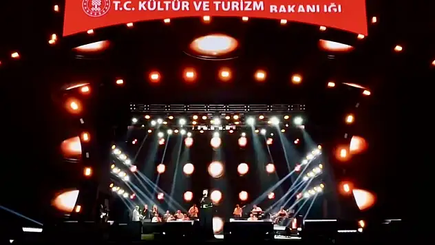 Malatya'da Kültür Yolu Festivali Coşkusu: Binlerce Kişi Ebru Yaşar Konserinde Buluştu